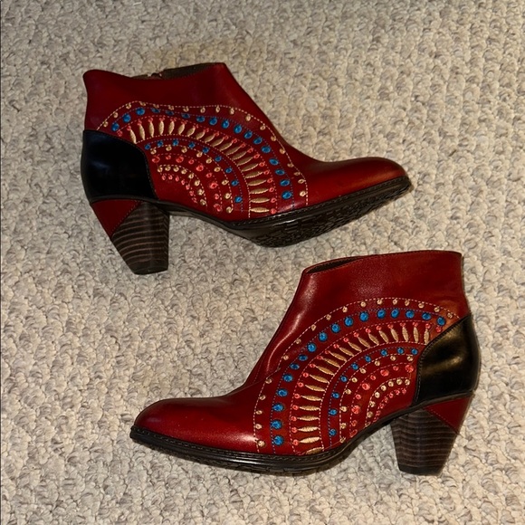 Red and Black Ankle Booties with Chunky Heel and Cutout Design - Picture 1 of 3